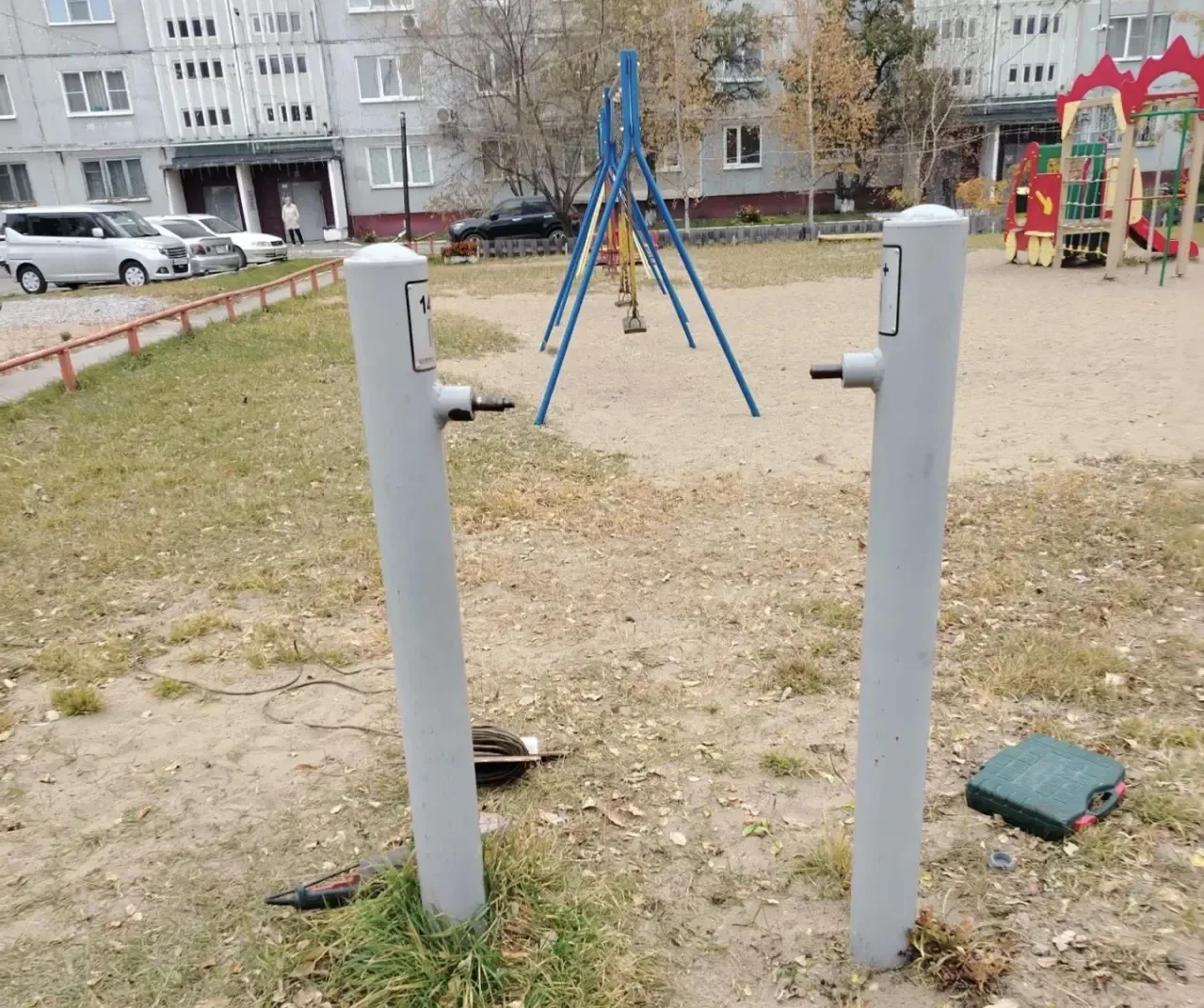 Обескрылили качели.