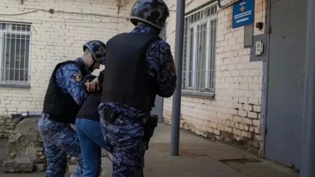 ❗️Росгвардейцы задержали в кировской столовой буйного мужчину в розыске
