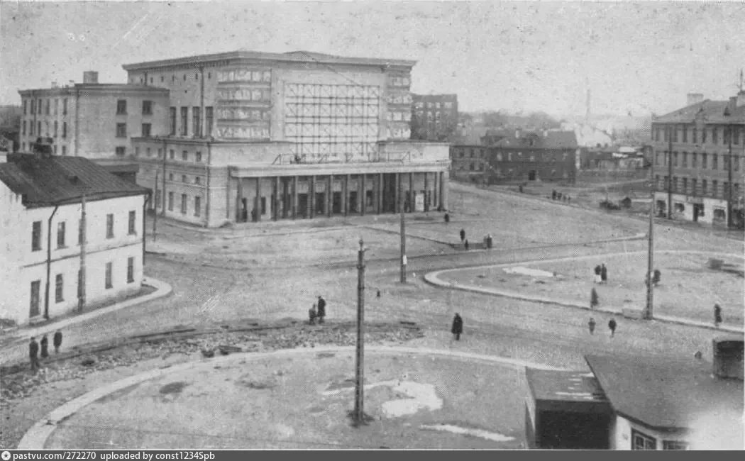Кадр из Петербурга 1936 года: площадь у Дворца кино