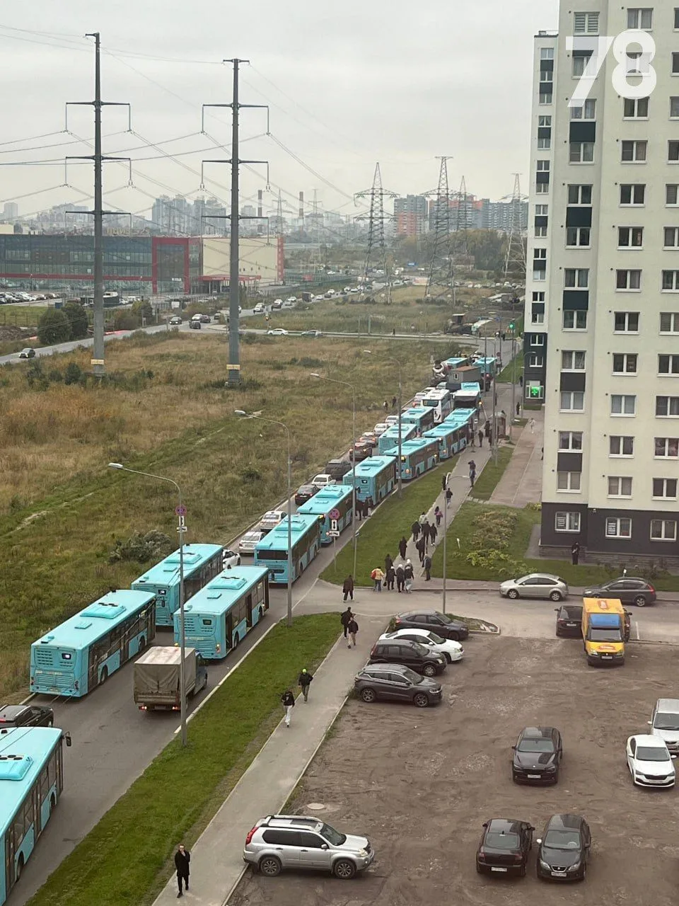Дорога у ЖК «Цветной город» побагровела, стала лазурной