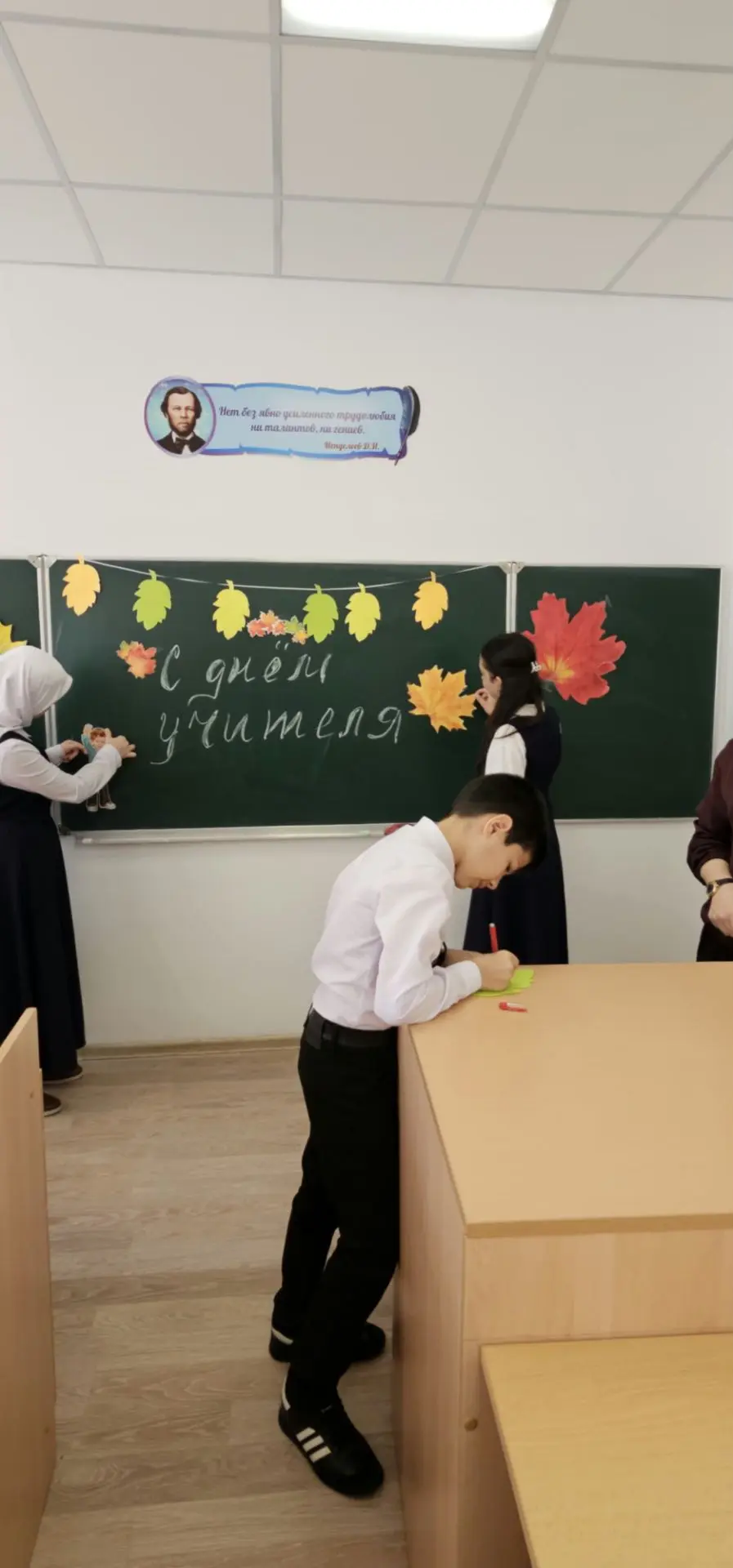 ✨ В нашей школе учащиеся 7 «А» класса поздравили свою учительницу Фатиму Гирехановну. В...