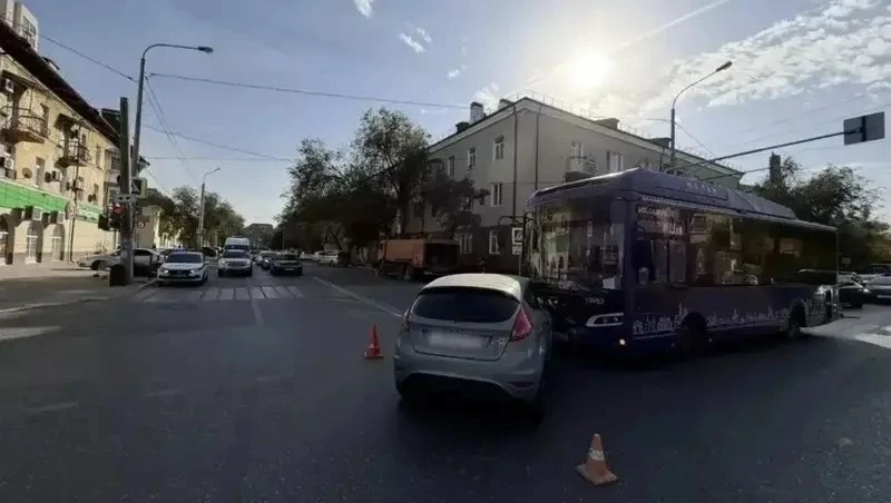 🚔 В Астрахани столкнулись легковушка и автобус