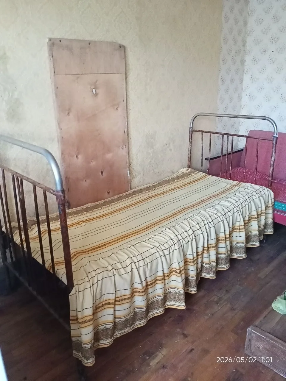 Продам железную кровать на колёсиках, б/у, 200 руб., Снежное
