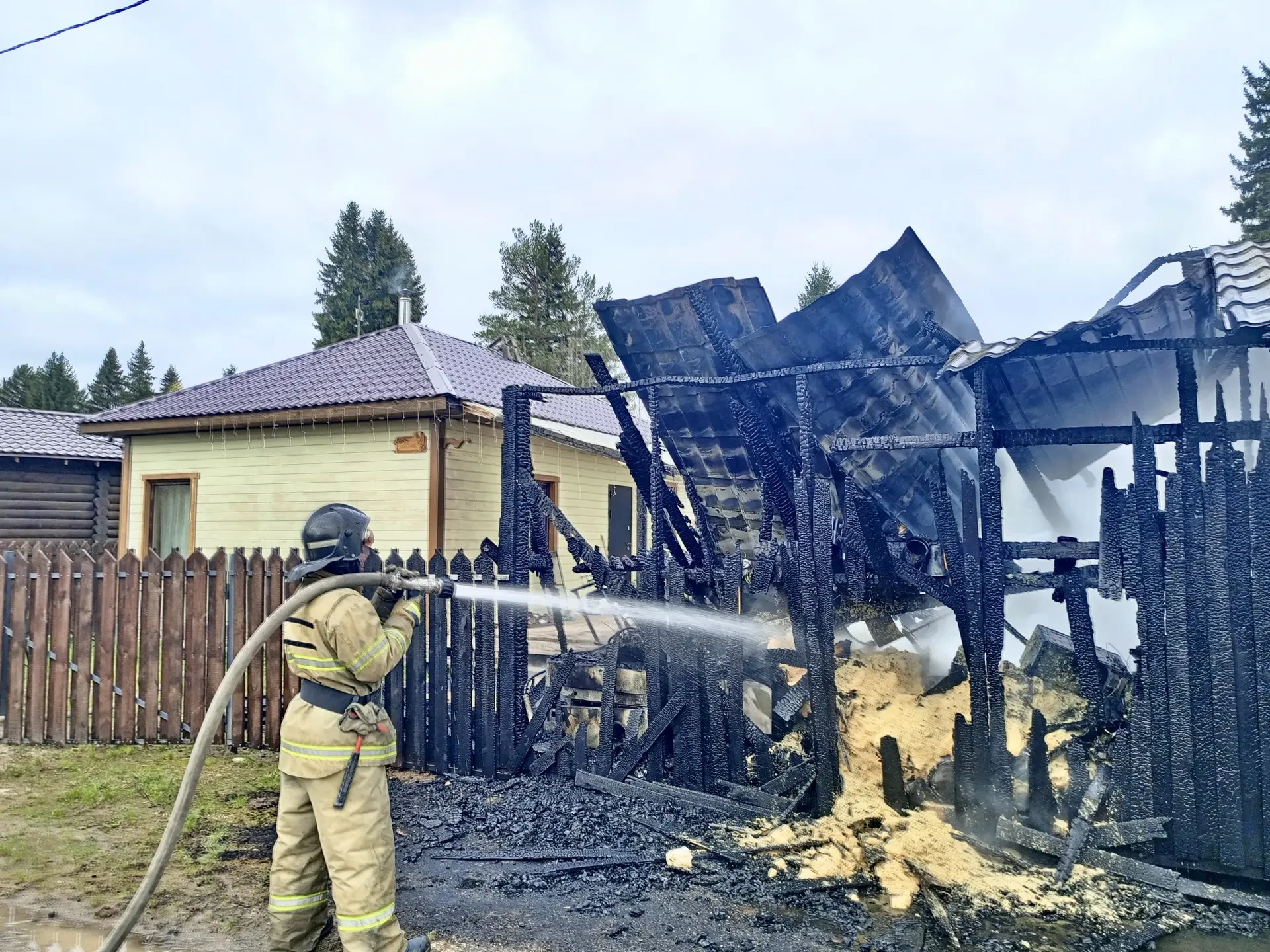 🔥 Пожарные не дали огню уничтожить частный дом в Октябрьском