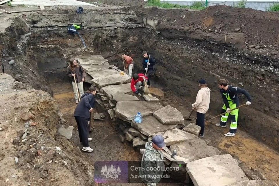Археологи нашли в Екатеринбурге 200-летнюю доску для игры, популярной в Помпеях. Во вре...