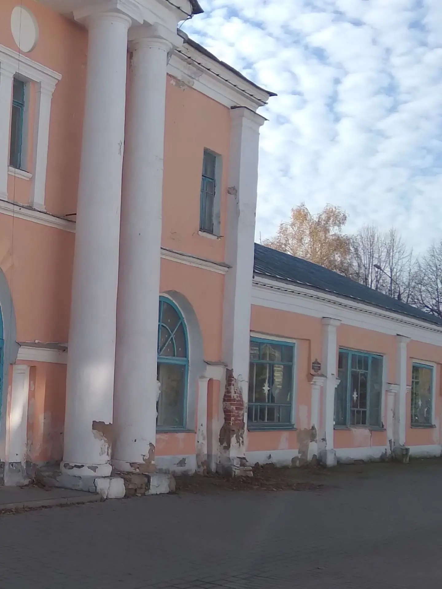 Очень обидно за такое халатное отношение к историческим памятникам.Интересно,когда начн...