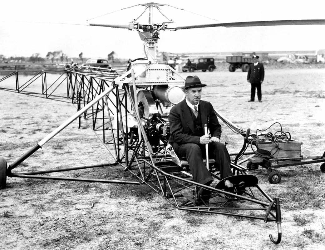 Конструктор Игорь Сикорскиий управляет своим первым вертолётом, США, 1939 год.