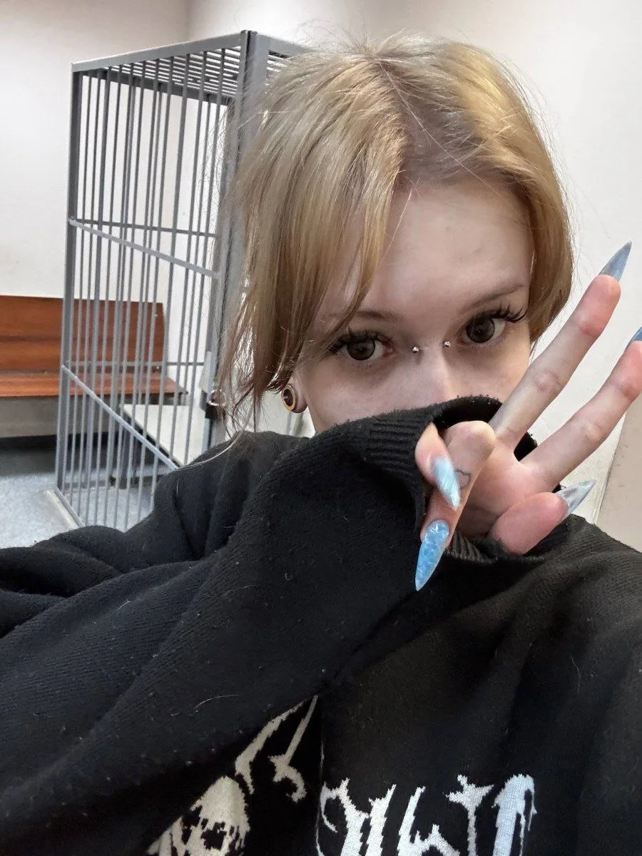Блогерша из Екатеринбурга отсидела 9 суток за флешмоб против выборов. 18-летнюю Эвелину...