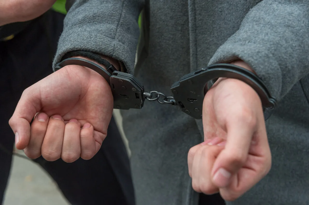 Пару задержали за фиктивную регистрацию мигрантов в Петербурге