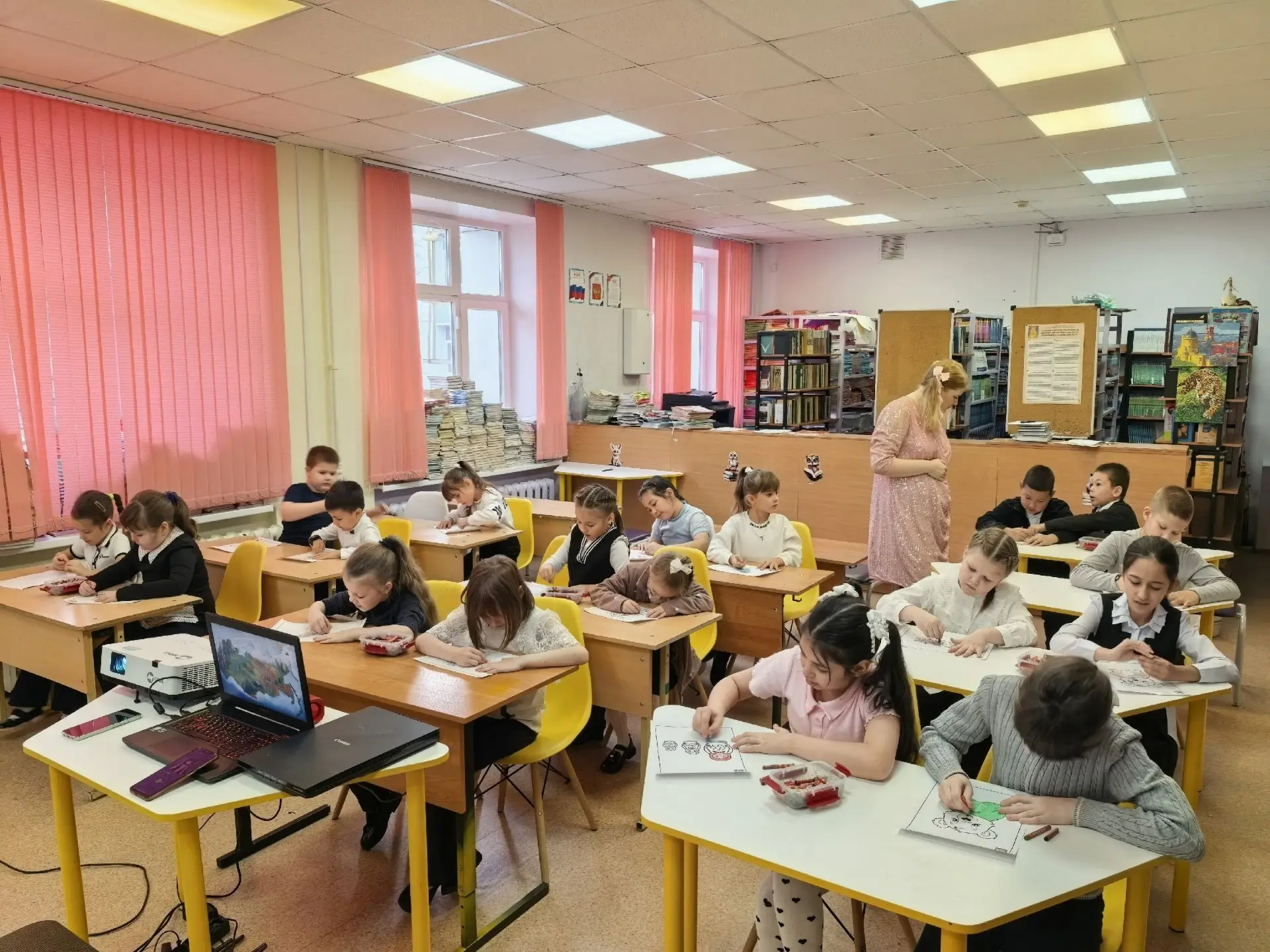 🇷🇺🎨 Сегодня в нашей школе прошло увлекательное мероприятие — «IT-конструктор рисунко...