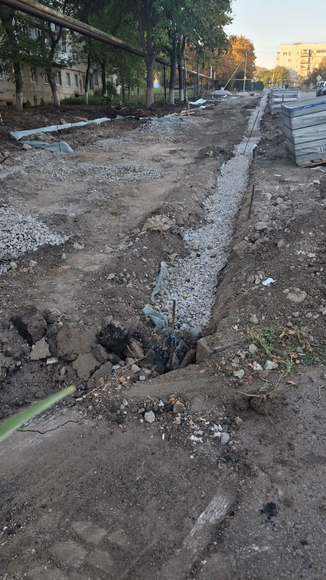 В Тельманово продолжается обустройство пешеходной зоны между пер. Мира и гимназией