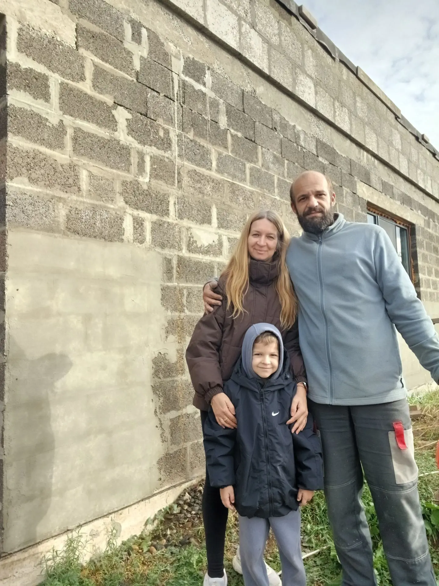 Папа продолжает штукатурить дом 🏠  а мы поддерживаем 😁