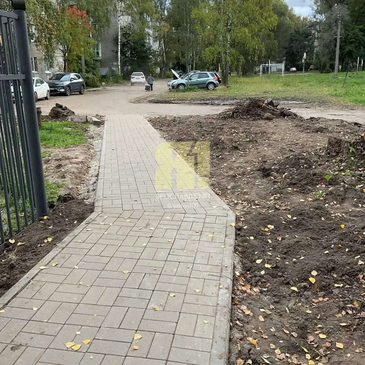 Мусор у входа в школу №26 на Блюхера убрали, но ближе к дому №72 беспорядок остался, пи...