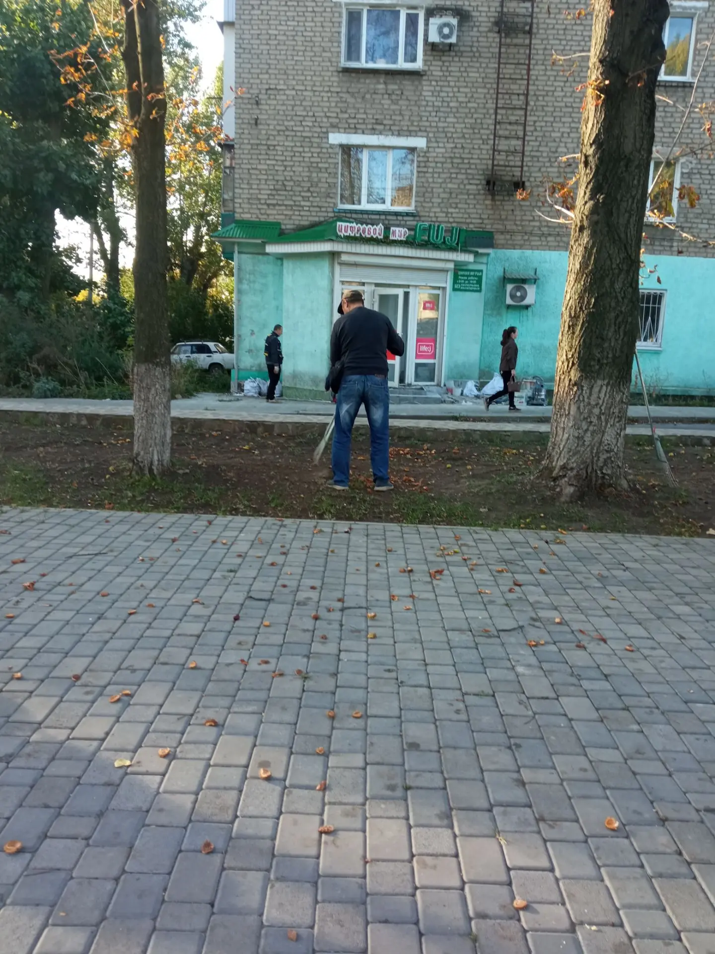 Чистка газонов и подметание дорожек от листвы скв.Шевченко