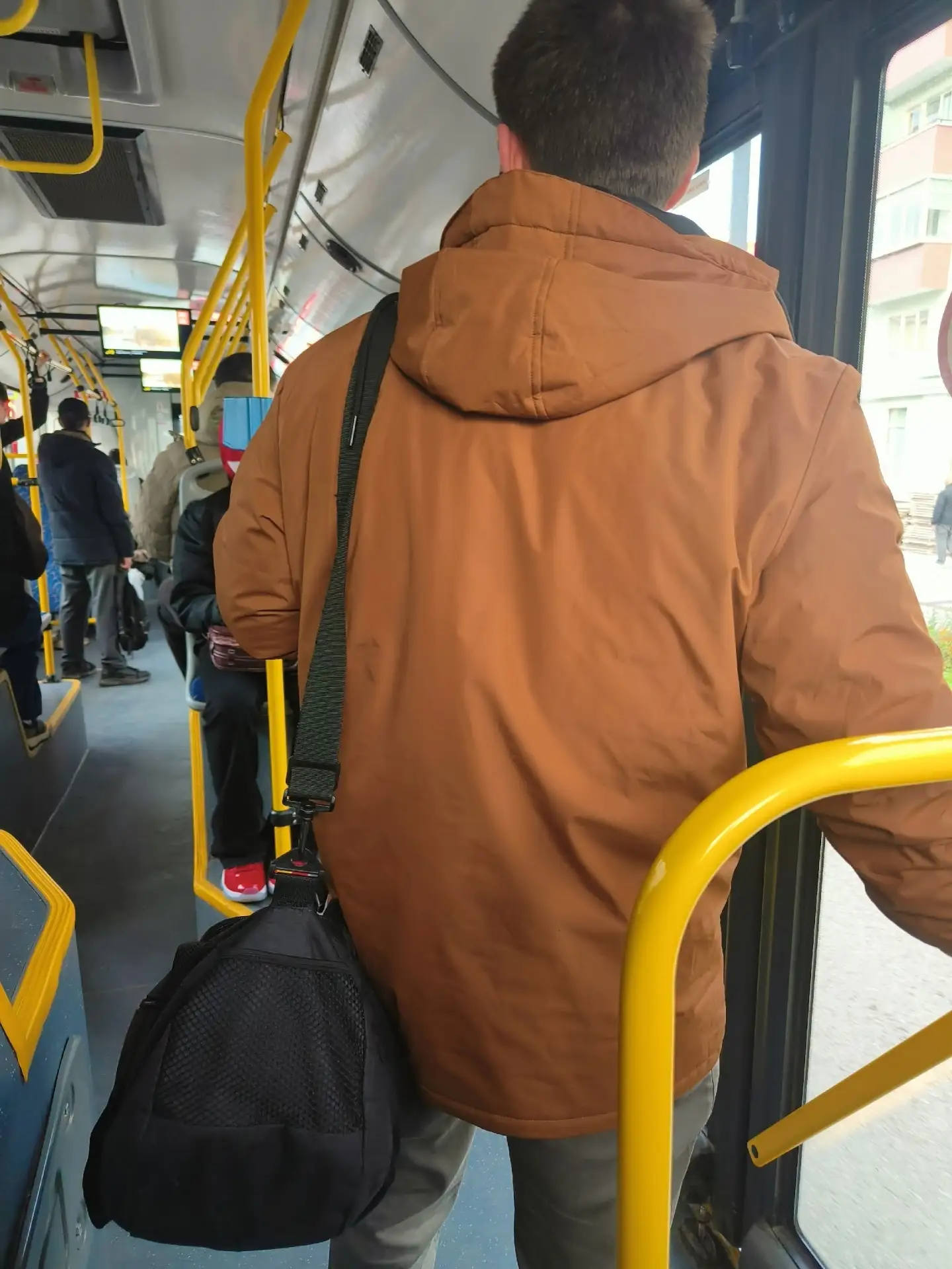 В 8:30-35 на остановке Хохрякова данный мужчина ударил девушку возле автобусной останов...
