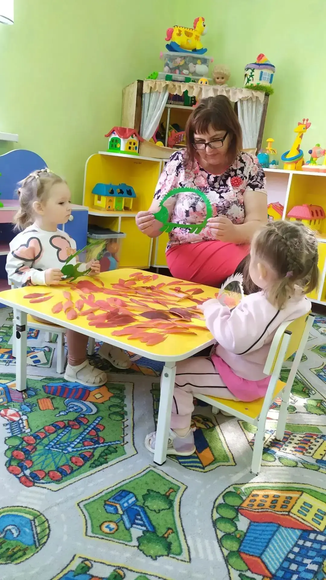 Воспитанники первой младшей группы под руководством воспитателя сегодня сделали осенних...