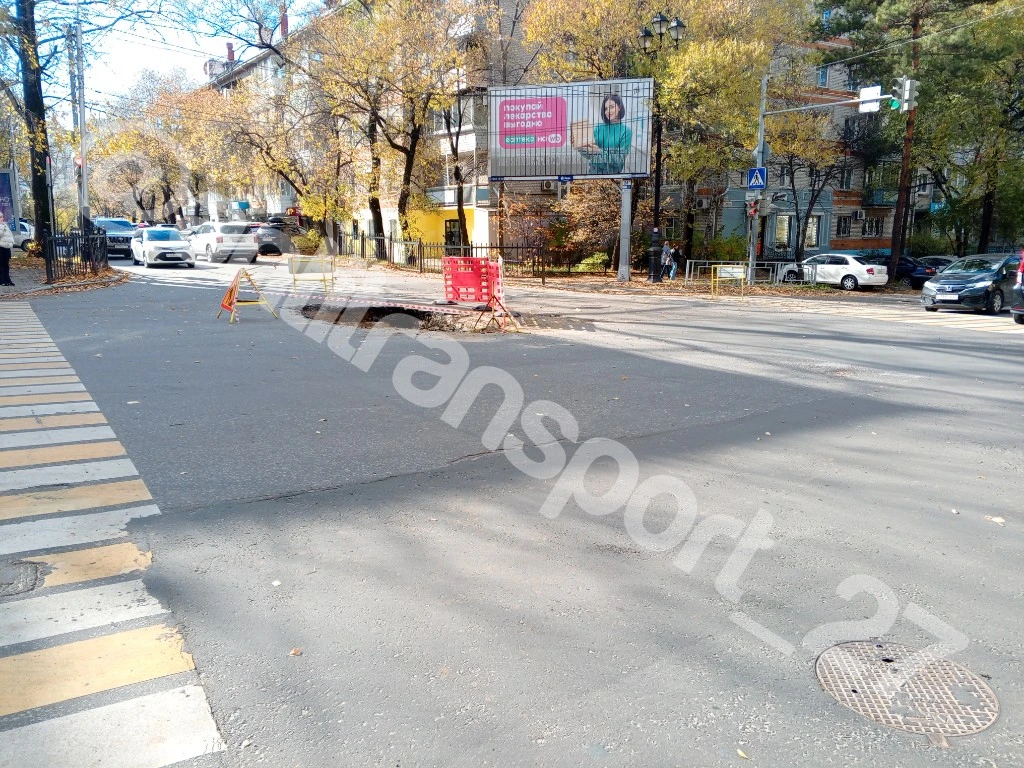 Огромный - широкий и глубокий - провал поджидает водителей на пересечении улиц Пушкина ...