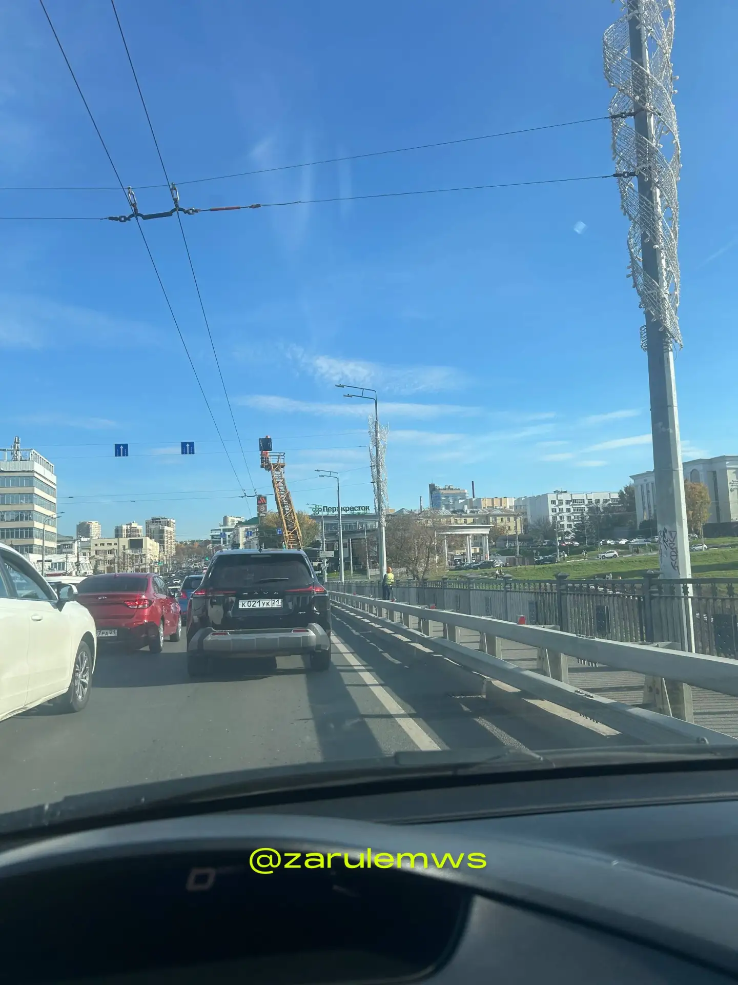 На съезде с Московского моста на время ремонта в пакеты закрыли знаки «Движение по поло...