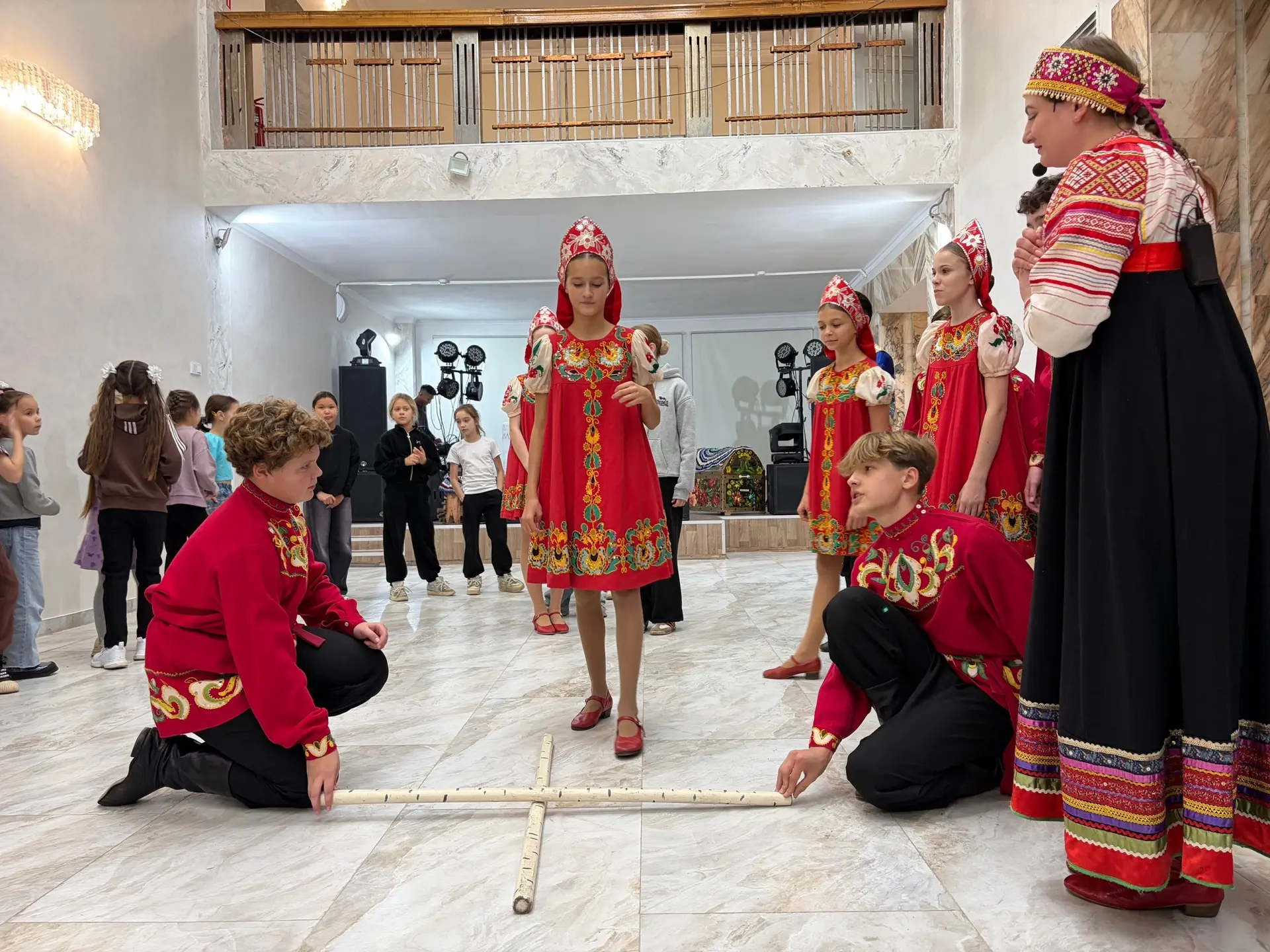 🍁Сегодня в ДК «Центральный» прошла тёплая и душевная семейная игровая программа, посвя...