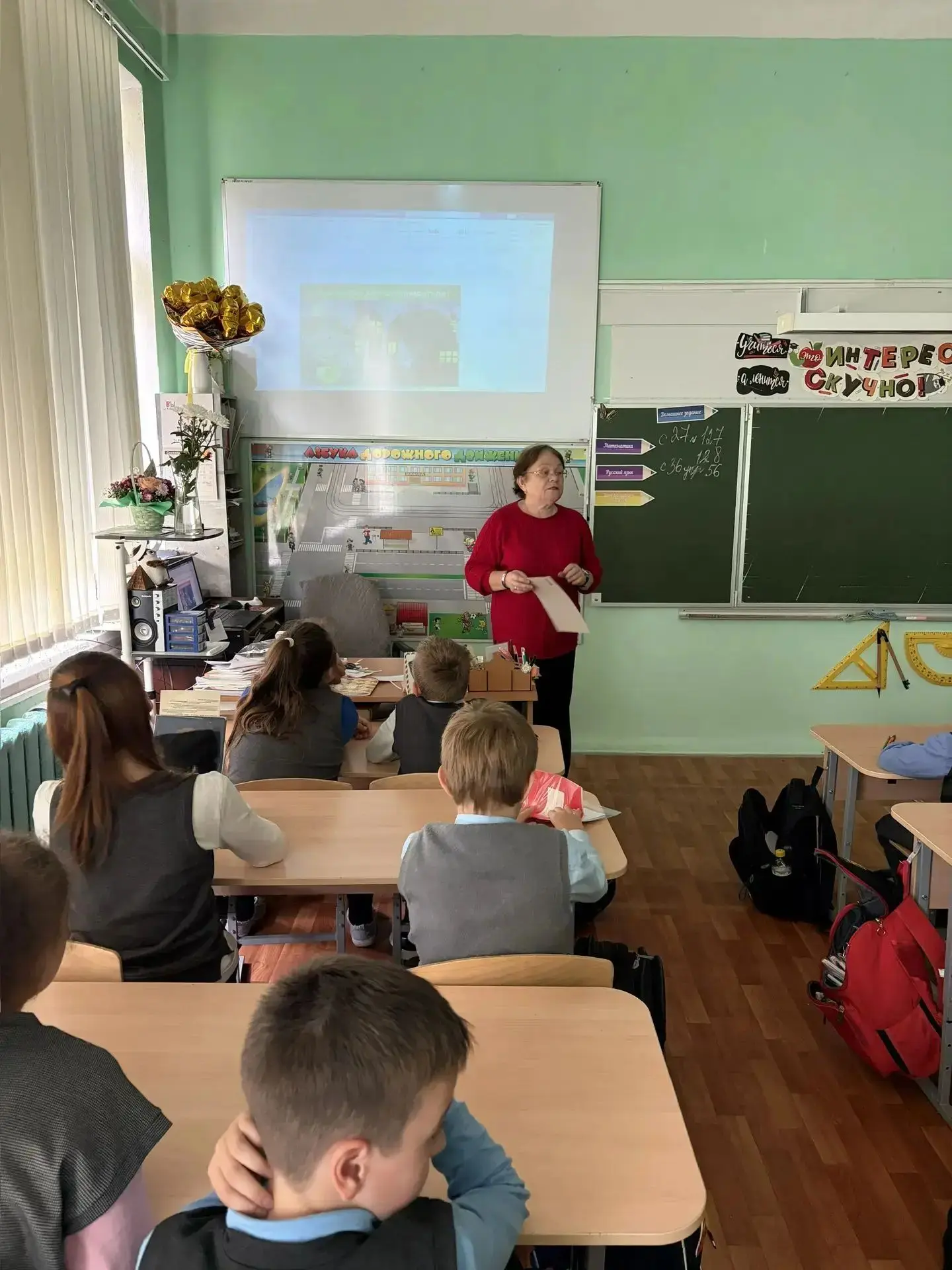 🚦 Безопасность на дороге — это важно! Юные инспекторы движения 4 «А» класса закрепили ...