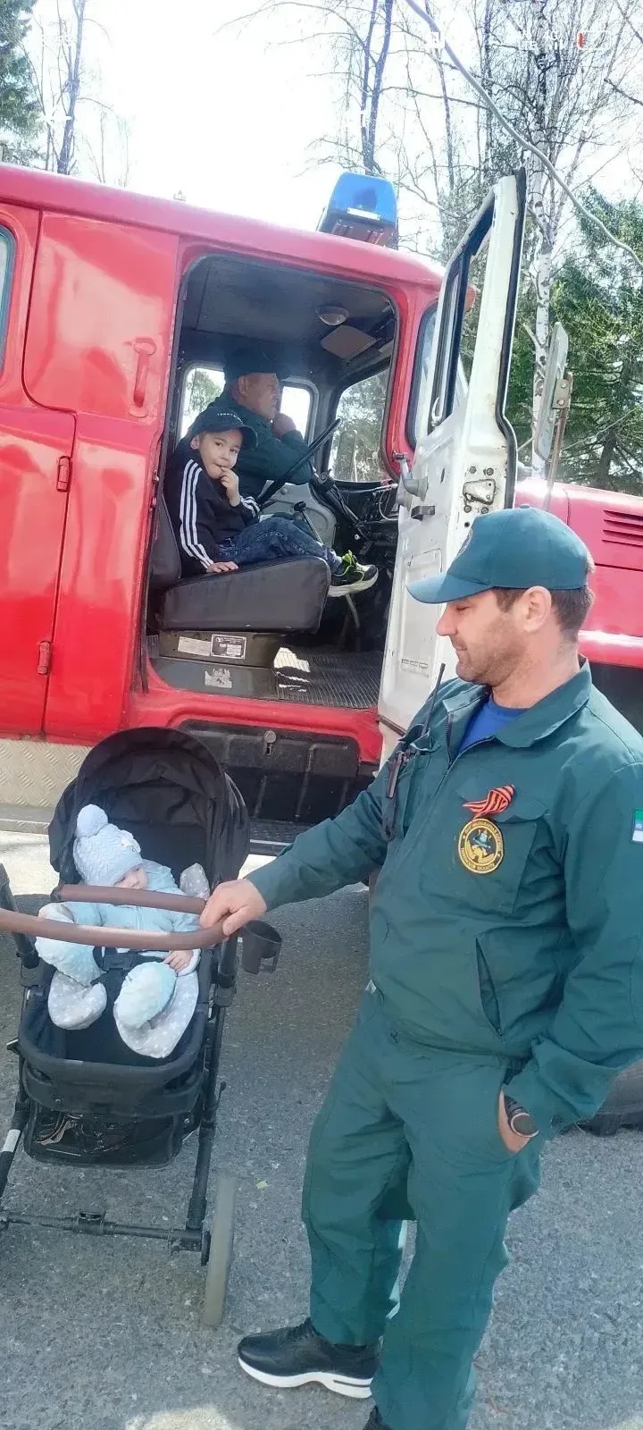 Мой папа работает пожарным , он спасает очень много людей и тушит тяжёлые пожары , рабо...