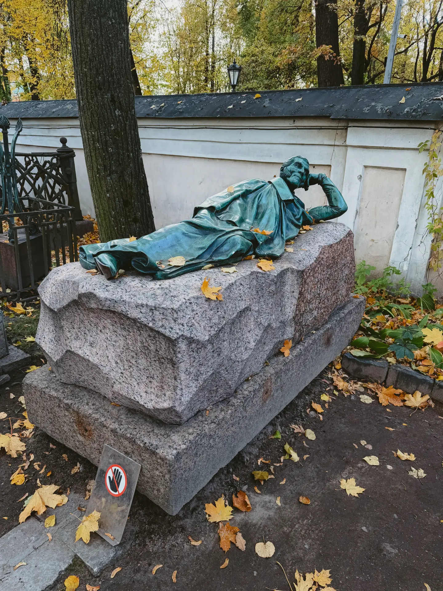 Также побывал в Некрополе XVIII века в Александро‑Невской лавре.