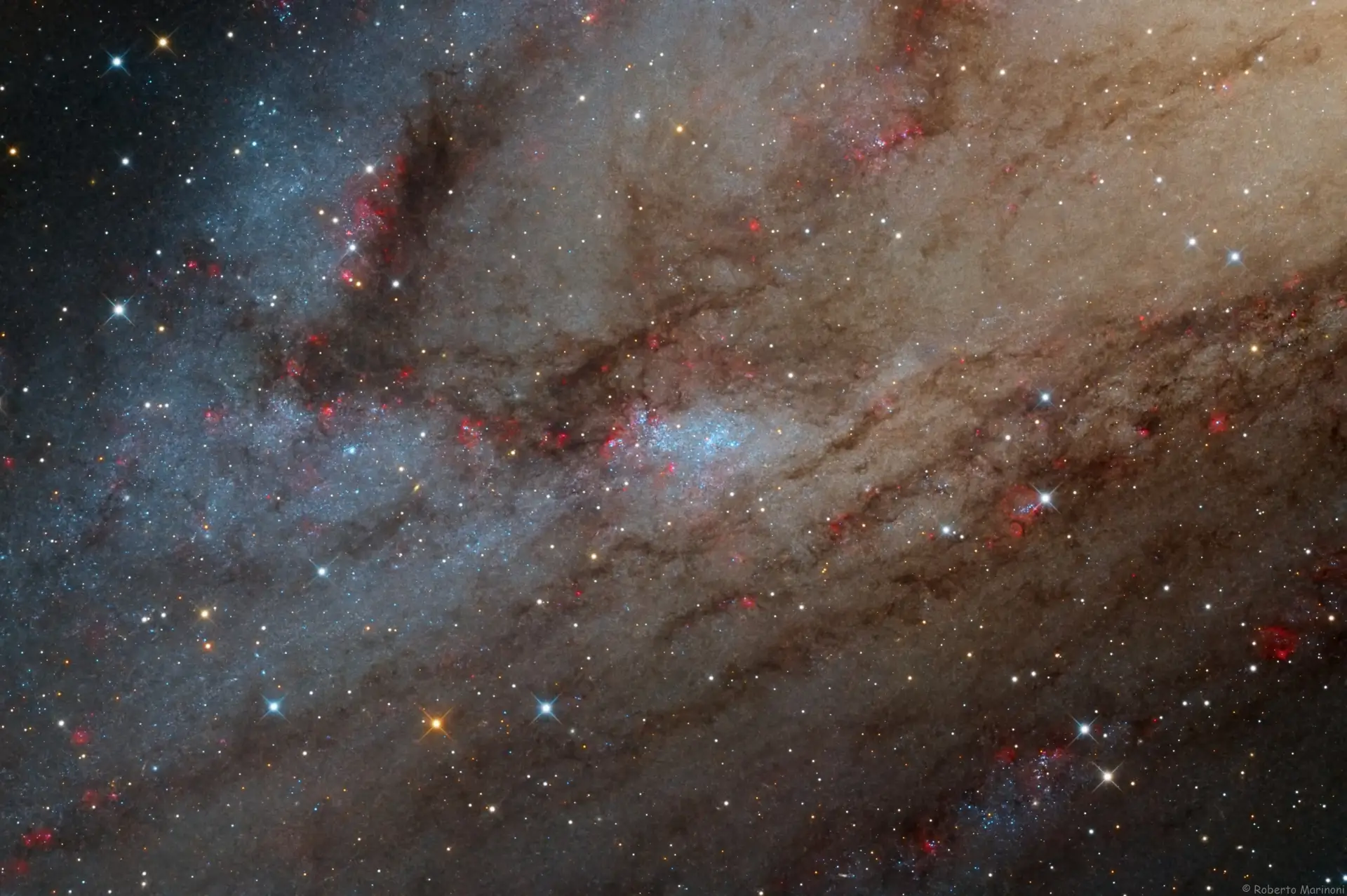 NGC 206 и звёздные облака Андромеды [Космокадр 28.11.2024]