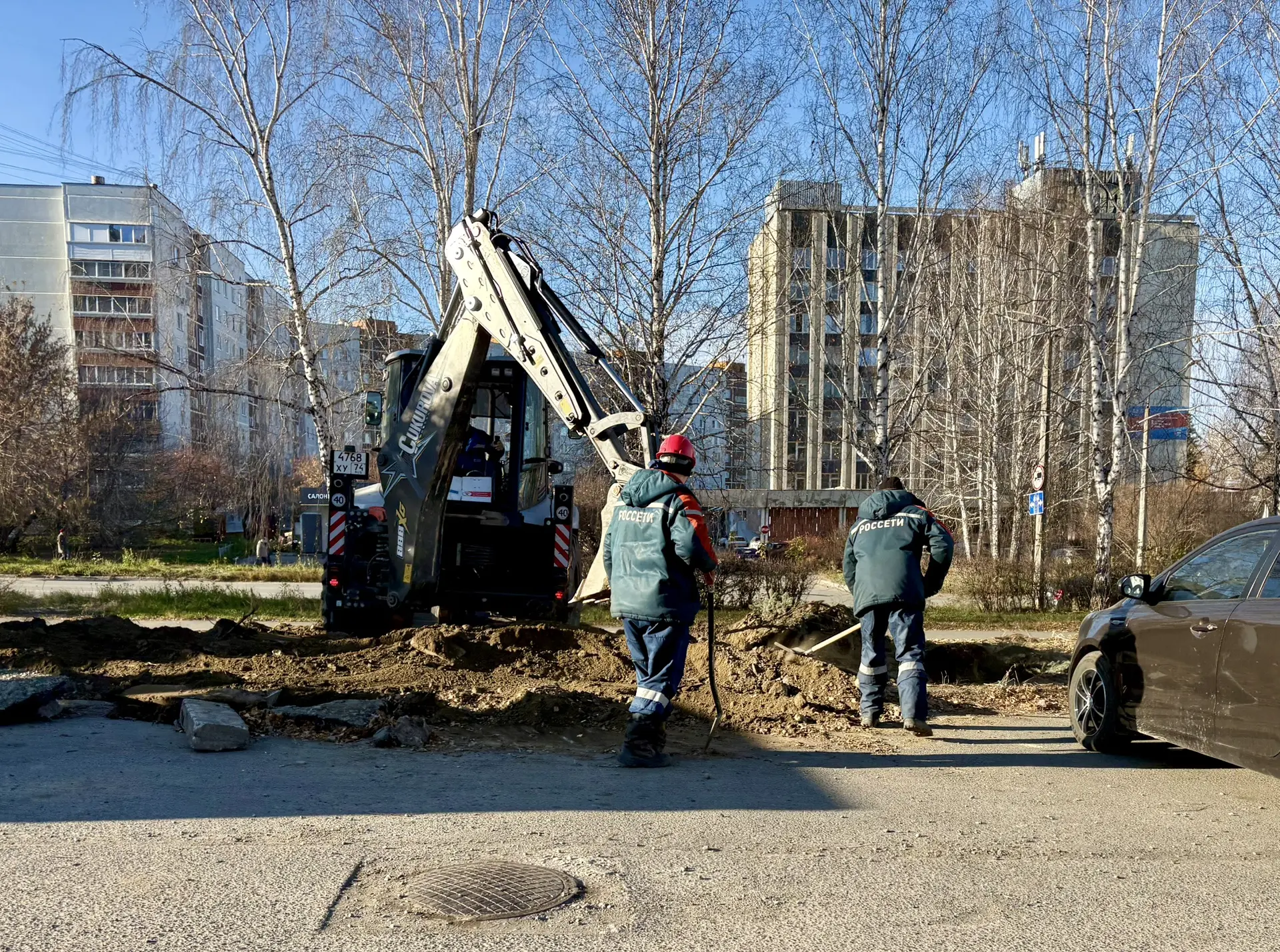 Сейчас на ДОКе одновременно работают сразу несколько бригад "Россетей", сообщают подпис...