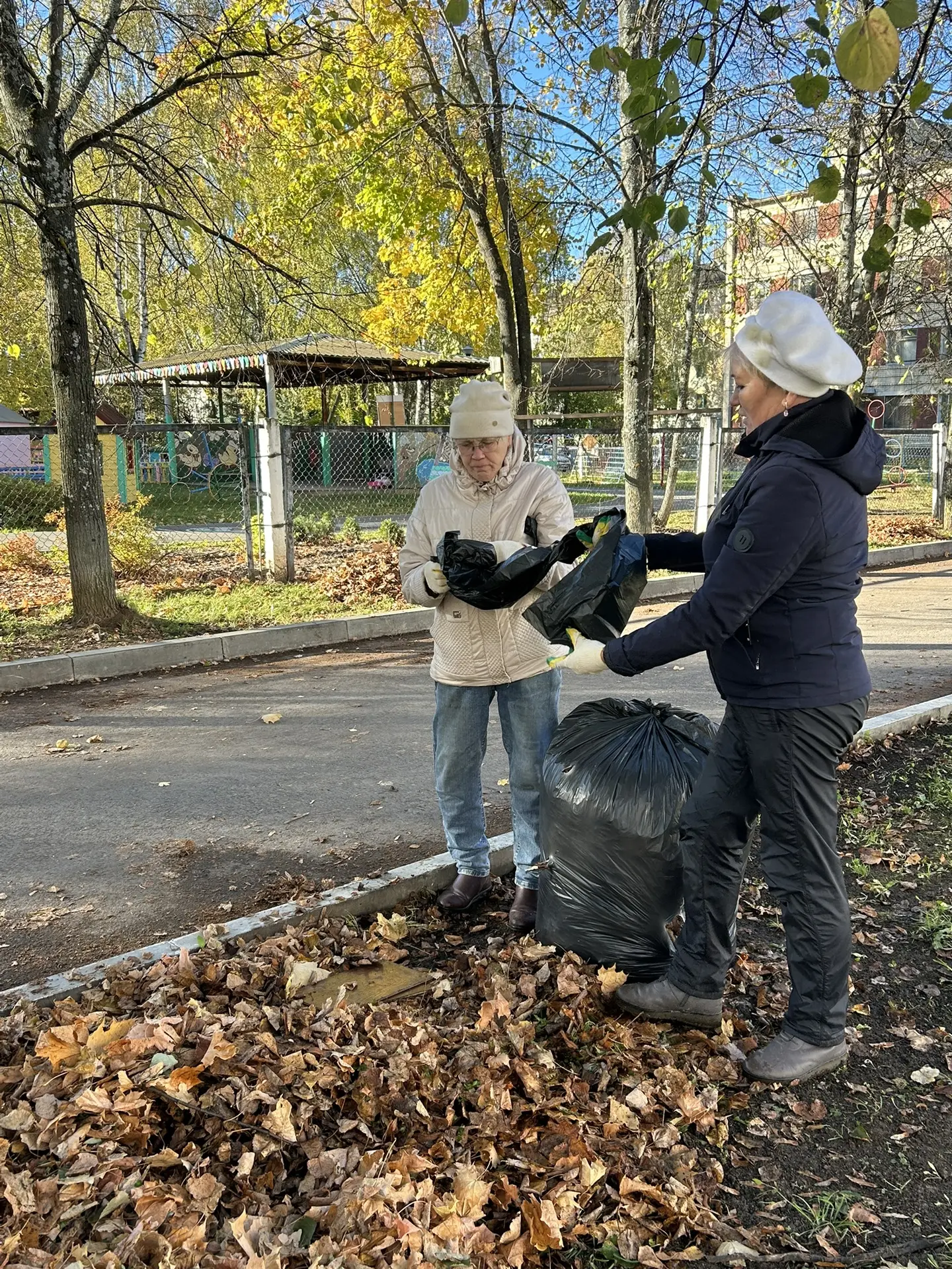 В Йошкар-Оле стартовал осенний месячник по уборке и благоустройству территории 🏡. Сотр...