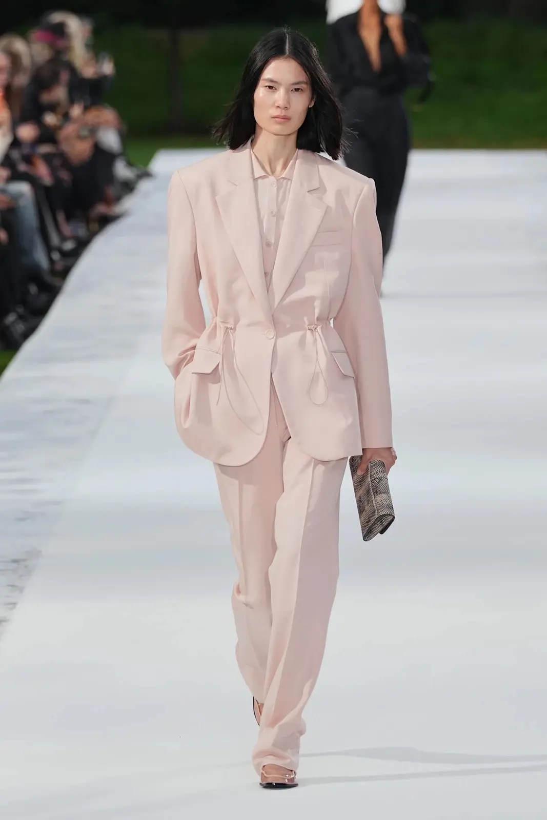 Stella McCartney отпраздновали 25 лет бренда показом под дождём