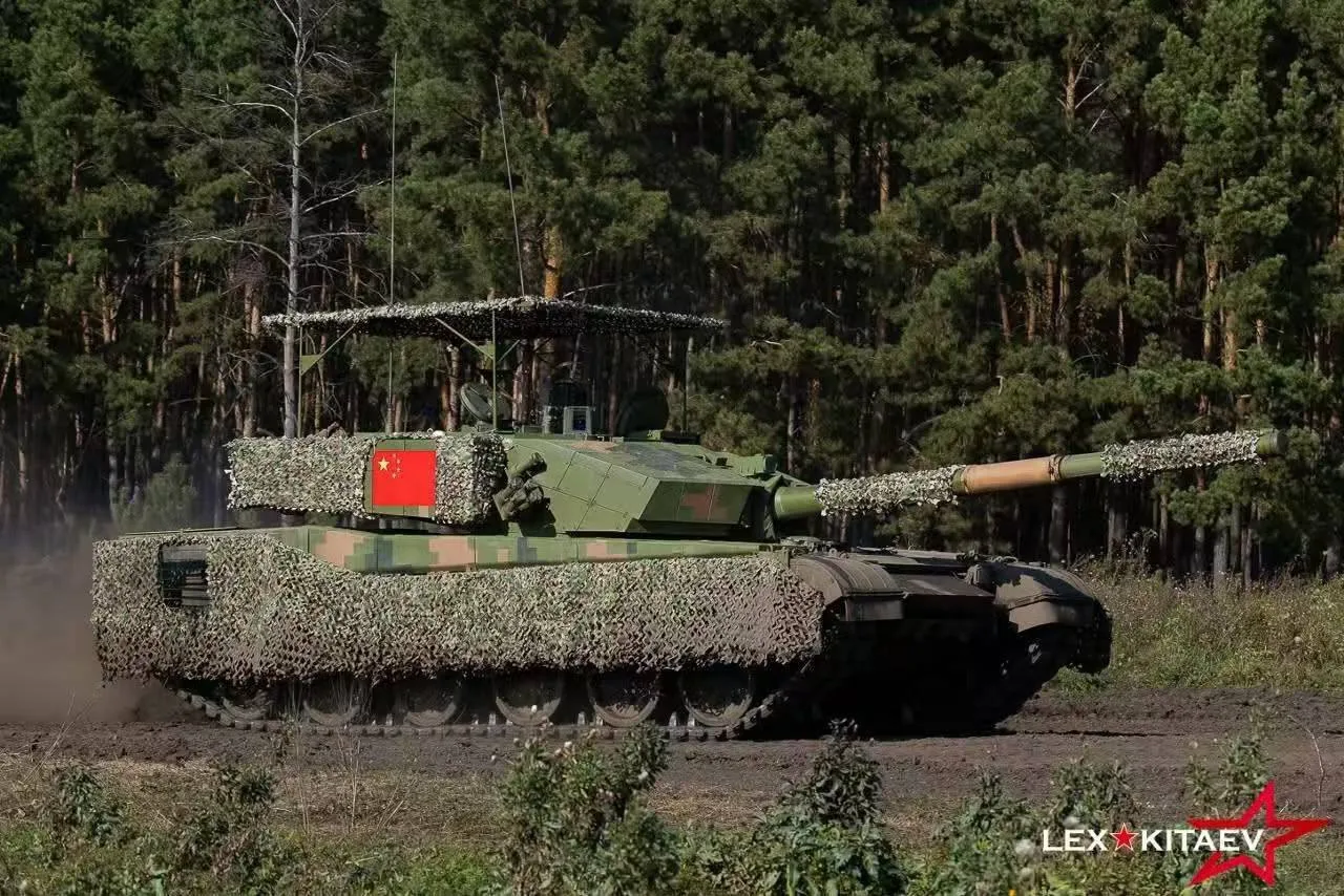 Китайская бронетехника с антидроновыми решетками на учениях «Центр-2026»