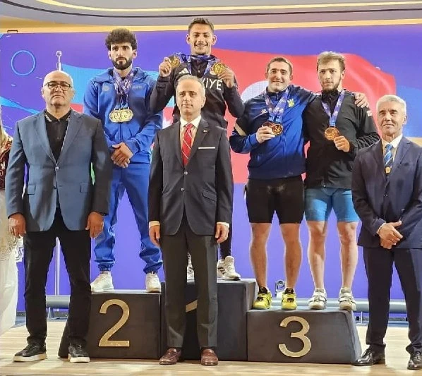 🇦🇿 Азербайджанский тяжелоатлет завоевал 2 серебряные и 1 бронзовую медали на ЧЕ среди...