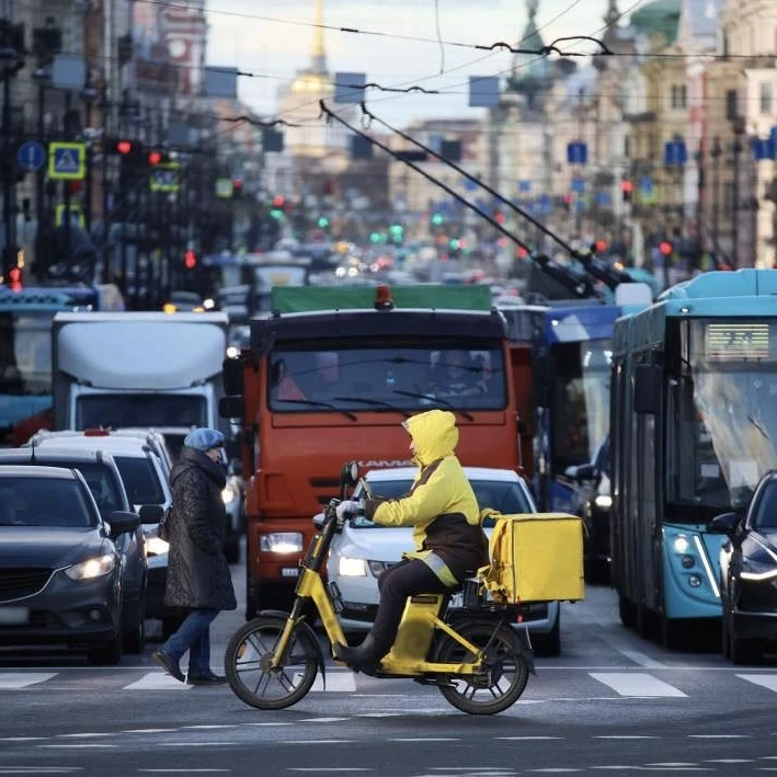 Курьеров хотят обязать получать права 🚴