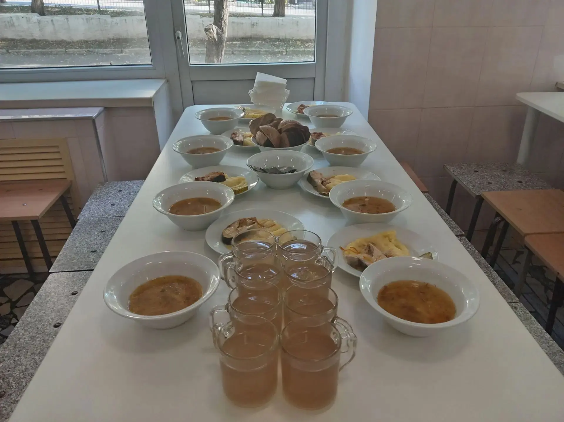 🍽️ Вкусный и сытный обед в нашей столовой! 😋