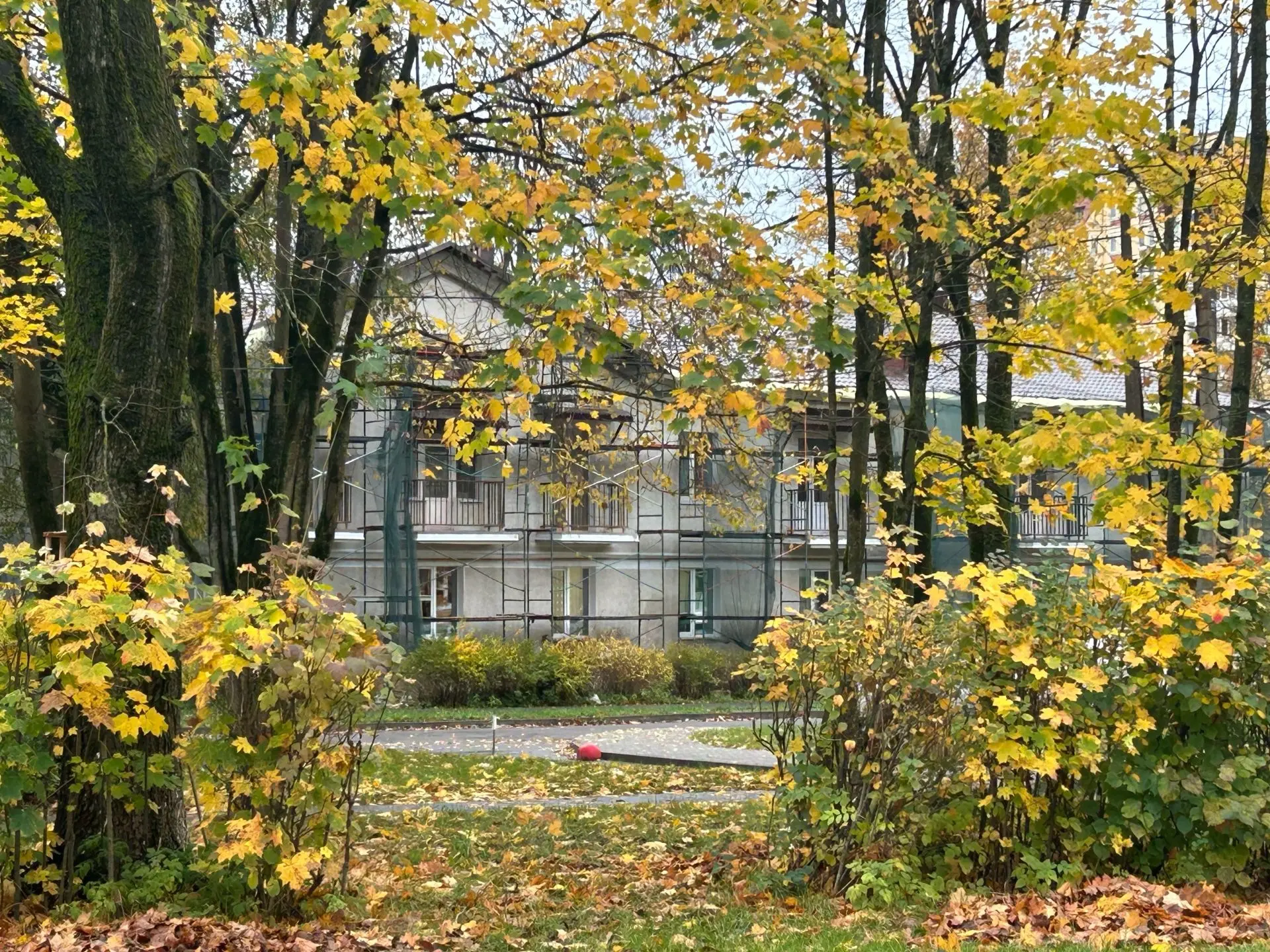 🏗 Ремонт фасада дома на ул. Леншоссе, 6  планируют завершить к концу октября