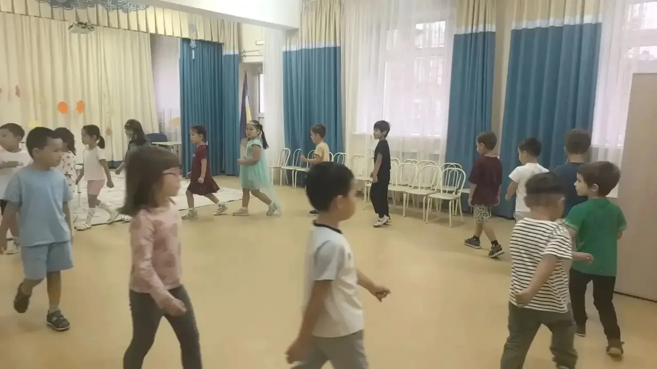 Вслед за младшими товарищами эстафету утренней бодрости перехватила старшая группа №10 ...