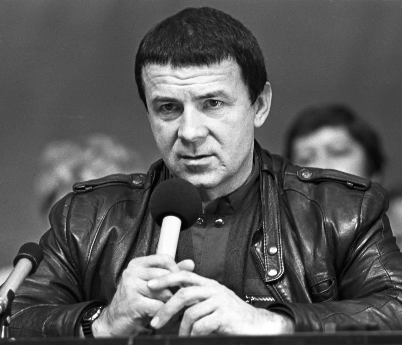 9 октября 1989 года на Центральном телевидении дебютировал со своим дистанционным "исце...