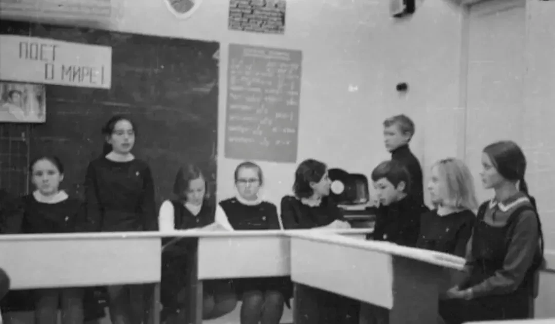 1972 год, школа номер 1, 9-й класс. Комсомольский сбор на тему "Дин Рид поёт о мире". ©...