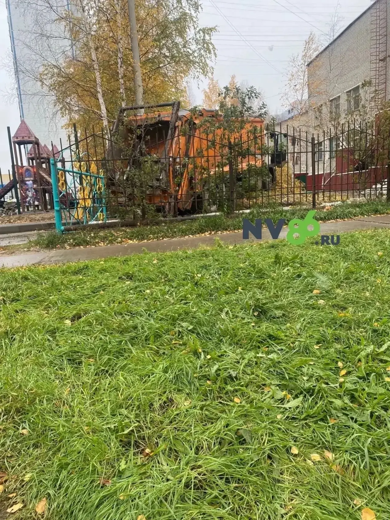 ❗️В Нижневартовске мусоровоз въехал во двор детского сада.