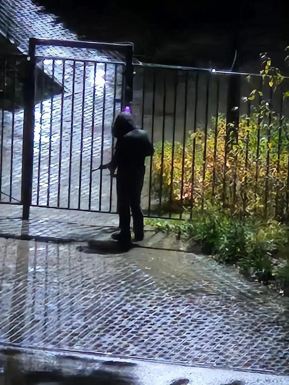 ✅ Мужчина с предметом, похожим на автомат, ходил по подъездам на Глебова ✅