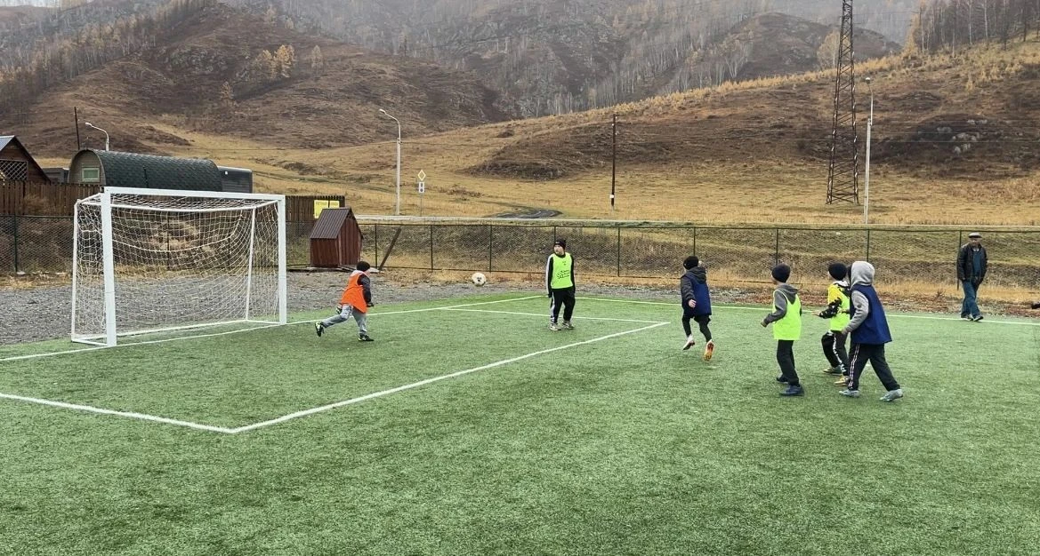⚽ Юные футболисты школьного спортивного клуба «Алтай — Баатыр» сегодня вышли на поле — ...