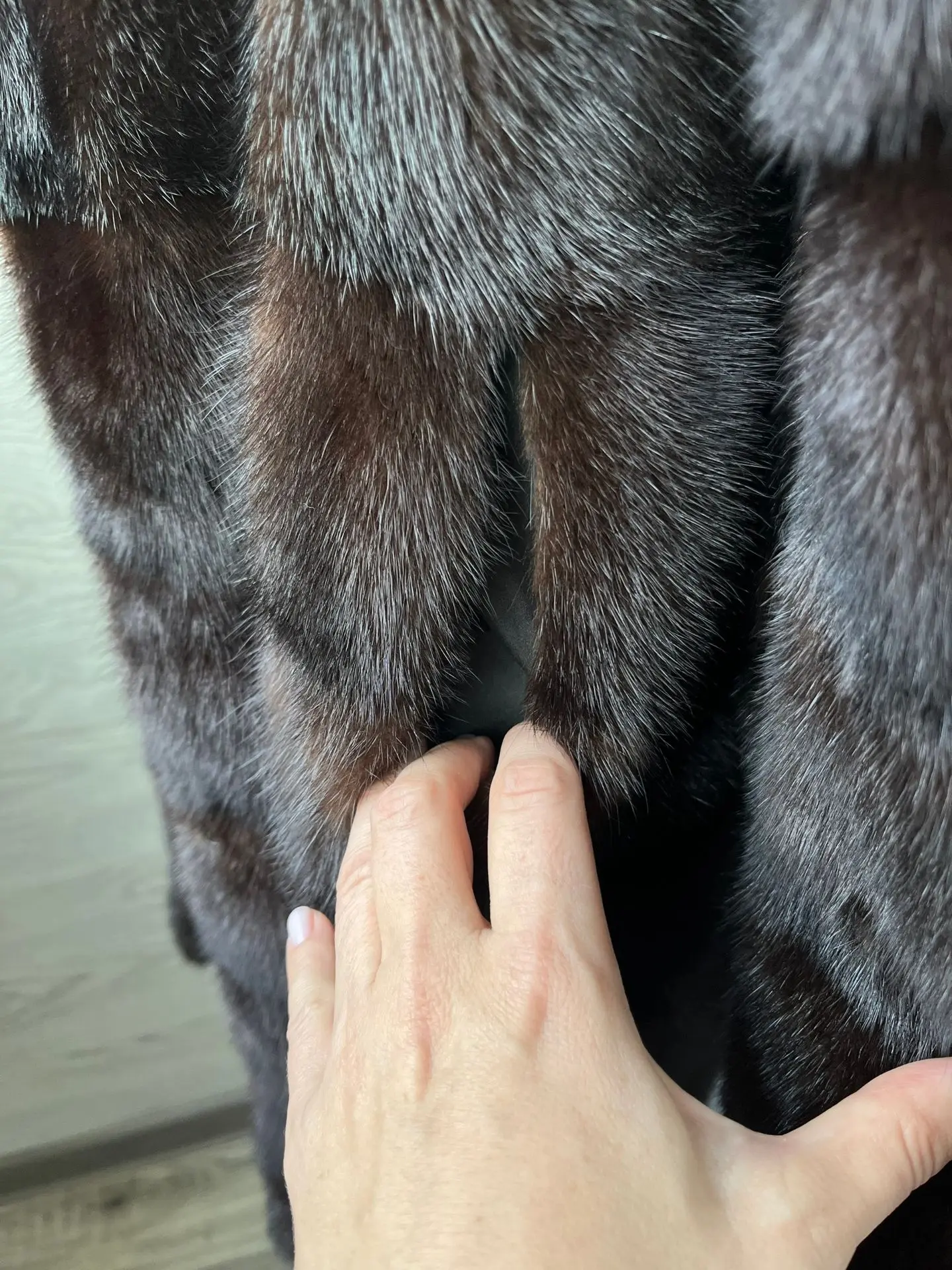 Норковая шуба поперечка с капюшоном, цвет горький шоколад, рукава отстегиваются, без сл...