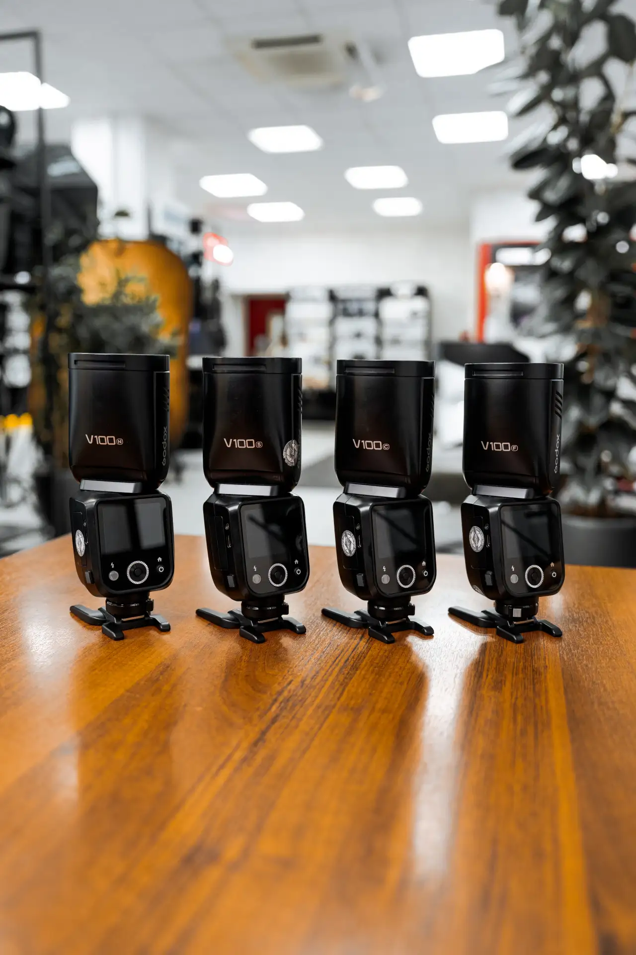 Godox V100 – флагман в компактном корпусе: круглая головка с мягким световым пятном, ин...