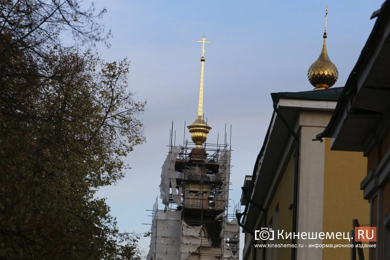 Кинешемцы увидели новый позолоченный крест колокольни Троице-Успенского собора