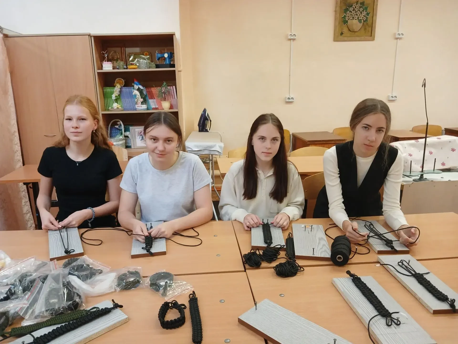 Для наших бойцов, находящихся в зоне СВО, волонтеры нашей школы под руководством учител...