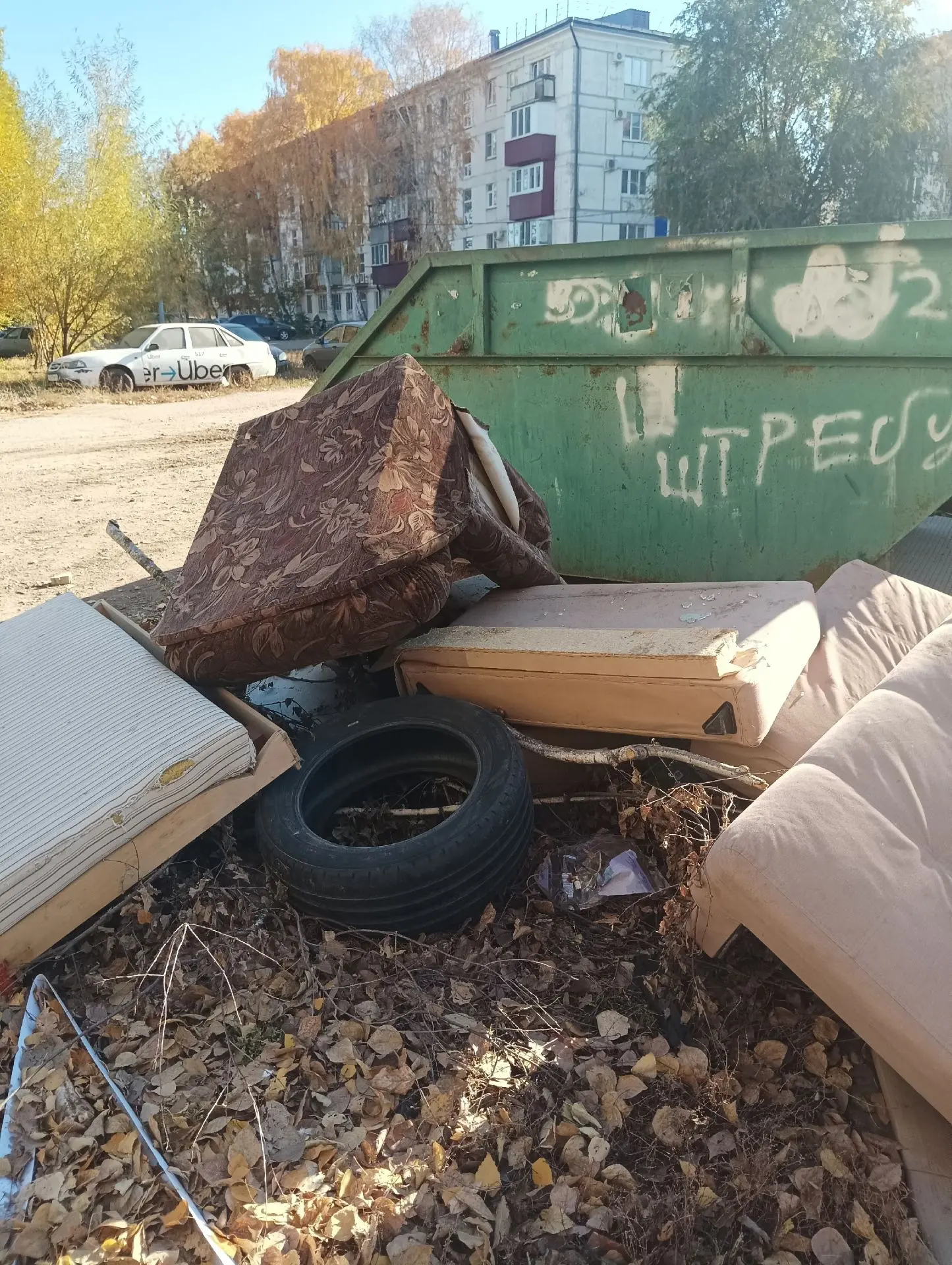 А говорят все плохо живём! Ну ладно  мебель выбрасывают, так вот уже и машины стали выб...