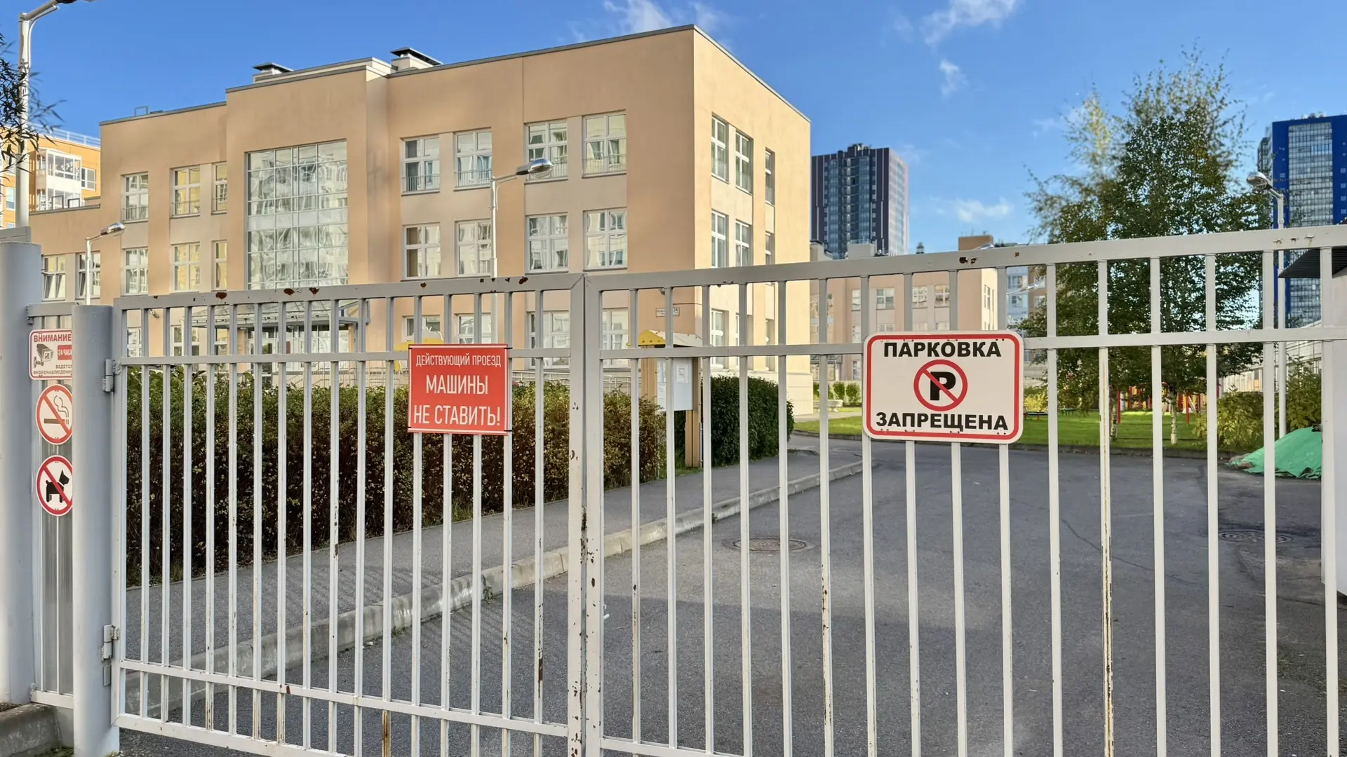 В ЖК «Новоорловский» решают проблему опасного проезда у школы и детского сада