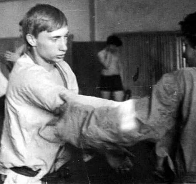 7 октября 1952 года в Ленинграде в семье простых рабочих родился Владимир Владимирович ...