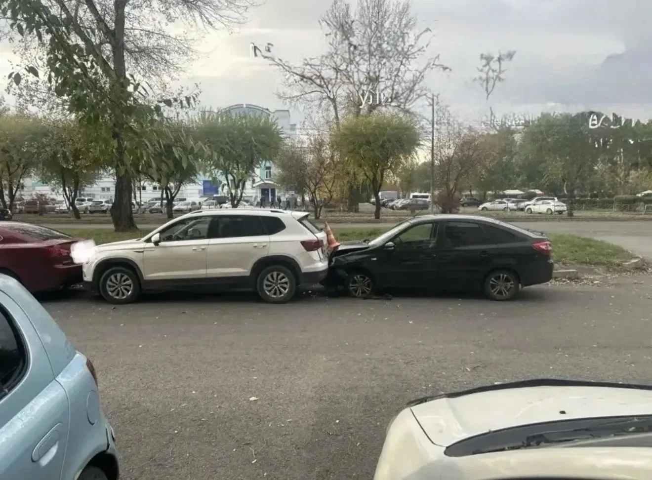 🚧 Пьяная автоледи с ребёнком врезалась в припаркованную машину в Абакане