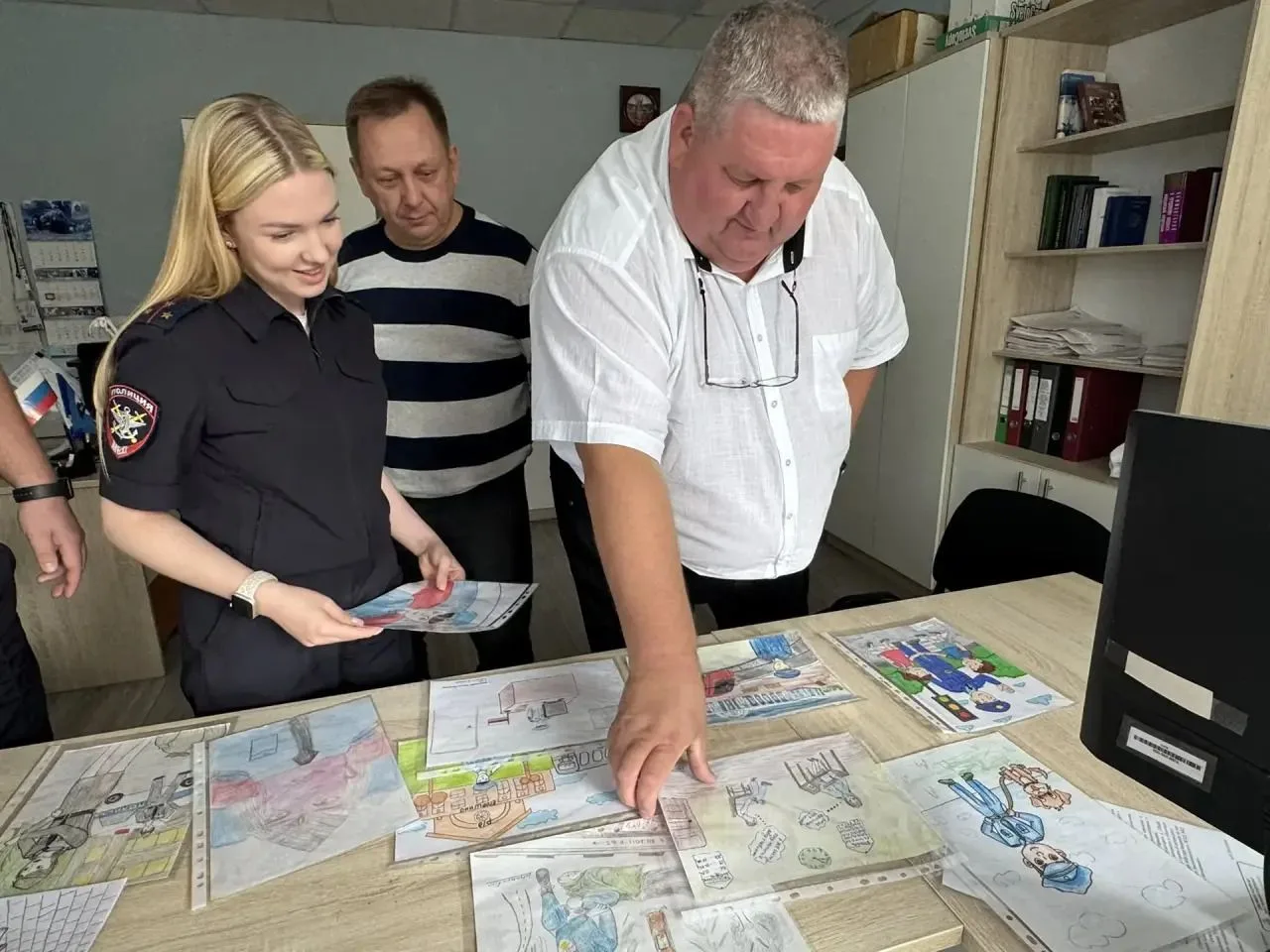 В Екатеринбурге транспортные полицейские и общественники выбрали лучшие рисунки в рамка...